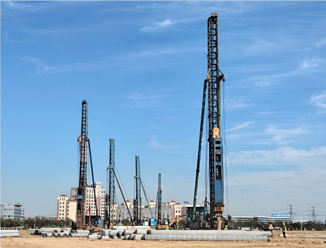 省市区领导调研南昌龙旗项目 公司精干团队保障桩基工程稳步推进